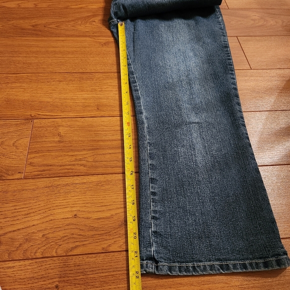 Cosmopolitan Jeanswear Cropped Jeans - Picture 6 of 9